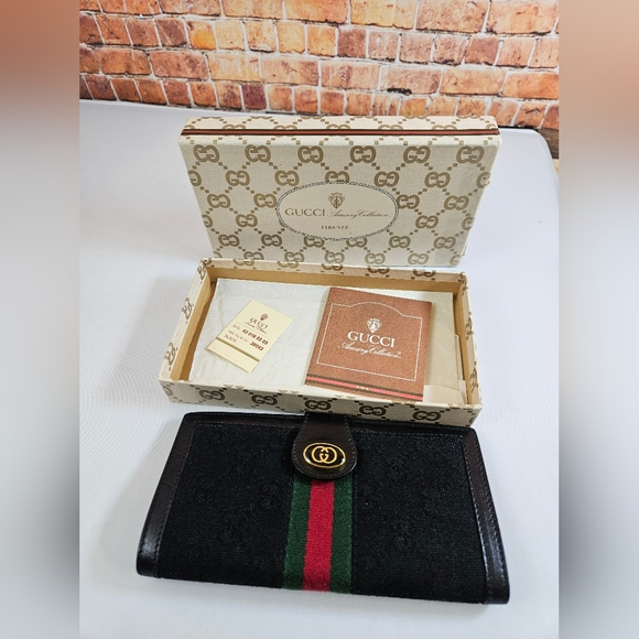 Vintage Gucci checkbook wallet - Picture 8 of 8